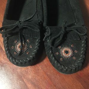 Minnetonka Moccasins black size 8.5
